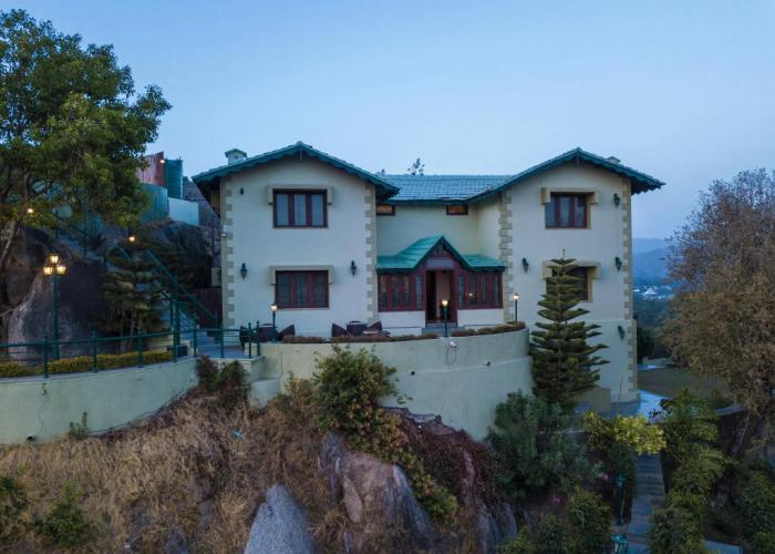 The Colonial Manek Manor