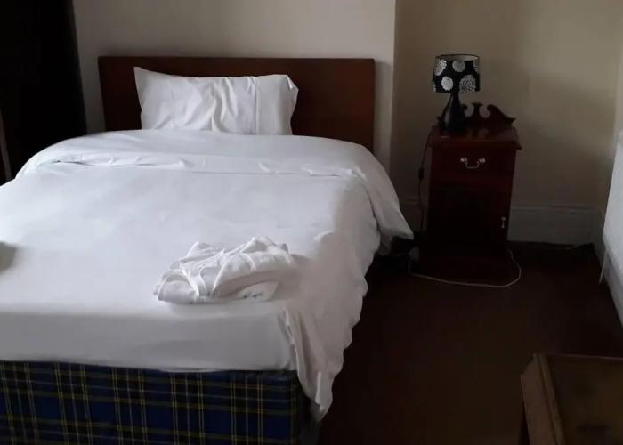 Grand 4-bed Quasi Semi House in Manchester