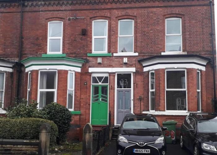Grand 4-bed Quasi Semi House in Manchester