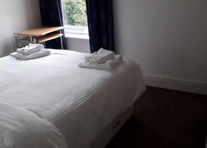 Grand 4-bed Quasi Semi House in Manchester