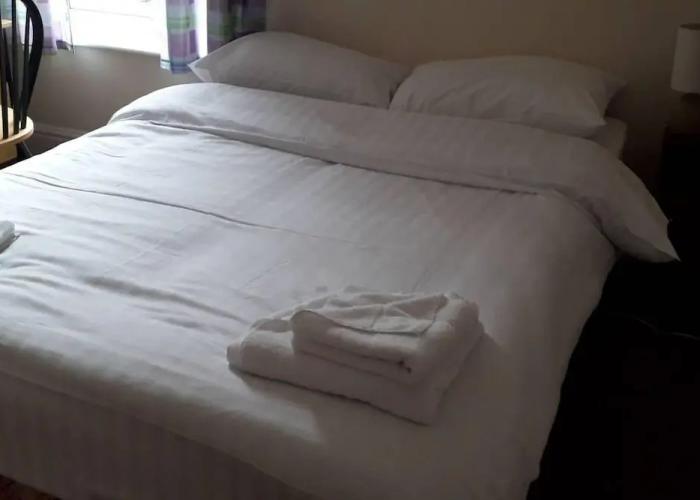 Grand 4-bed Quasi Semi House in Manchester