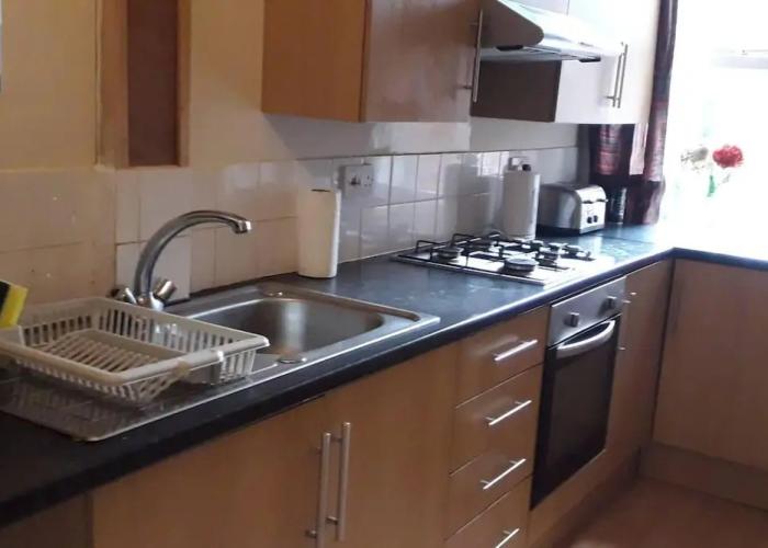 Grand 4-bed Quasi Semi House in Manchester