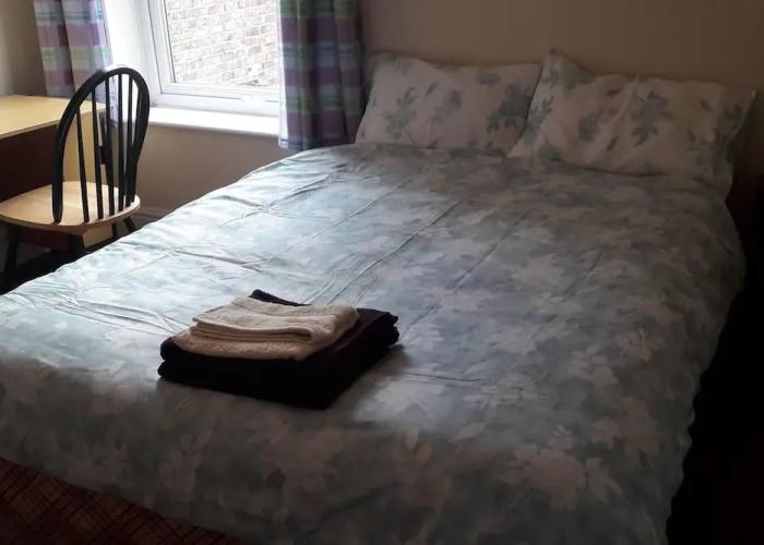 Grand 4-bed Quasi Semi House in Manchester