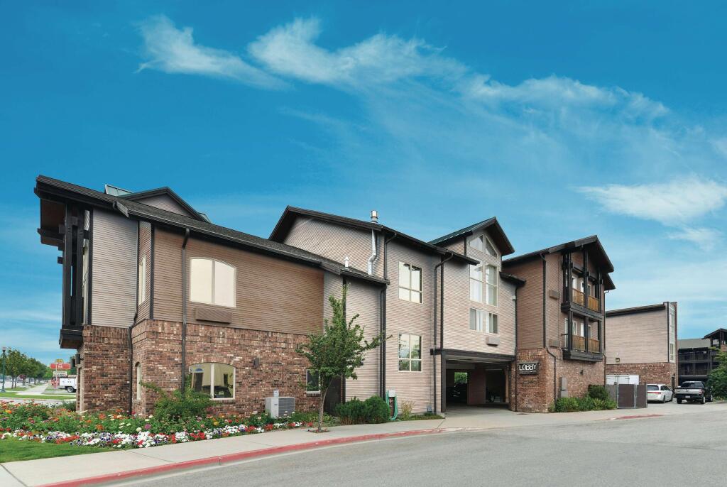 Cedar Street Hotel and Suites