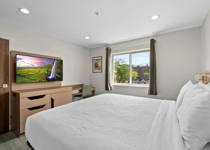 Cedar Street Hotel and Suites