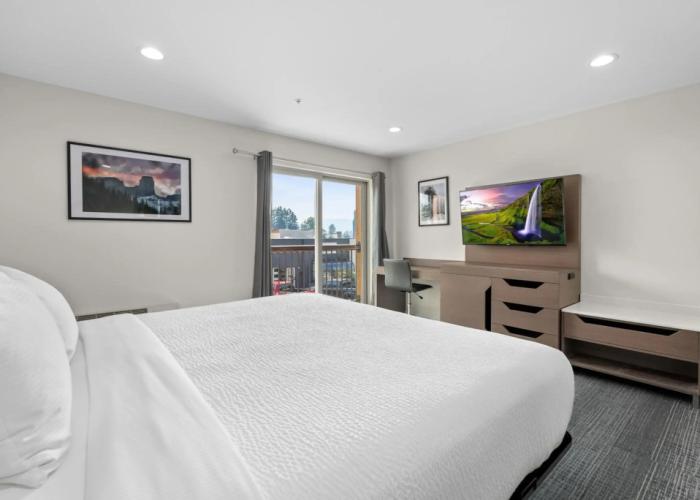 Cedar Street Hotel and Suites