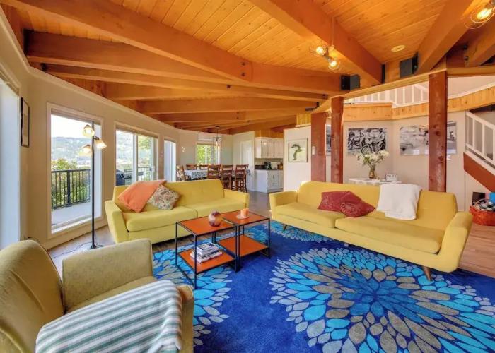 Lakefront Getaway w/ Hot Tub ~ 14 Mi to Schweitzer