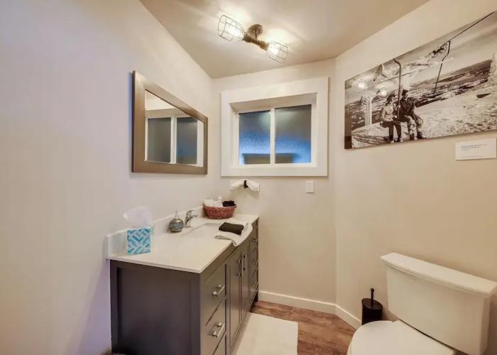 Lakefront Getaway w/ Hot Tub ~ 14 Mi to Schweitzer