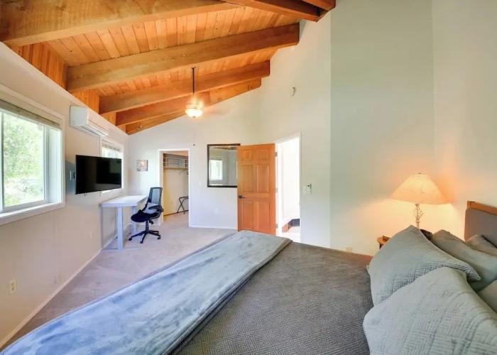 Lakefront Getaway w/ Hot Tub ~ 14 Mi to Schweitzer