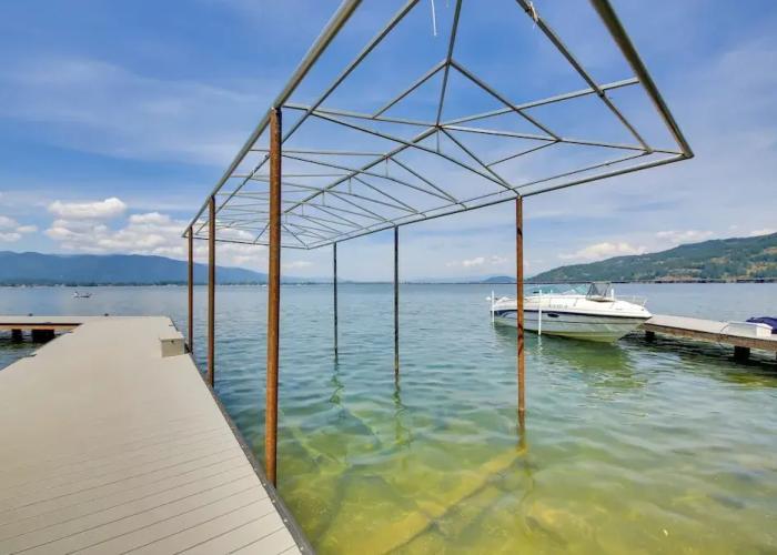 Lakefront Getaway w/ Hot Tub ~ 14 Mi to Schweitzer