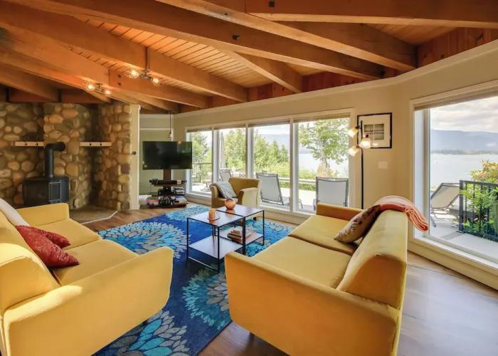 Lakefront Getaway w/ Hot Tub ~ 14 Mi to Schweitzer