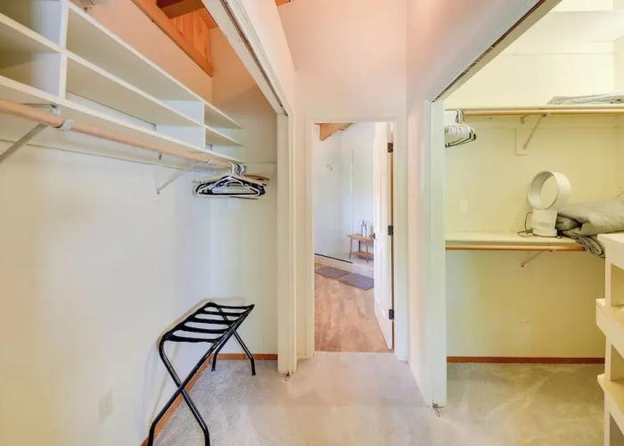 Lakefront Getaway w/ Hot Tub ~ 14 Mi to Schweitzer