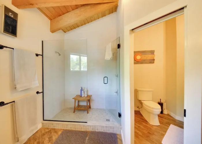 Lakefront Getaway w/ Hot Tub ~ 14 Mi to Schweitzer