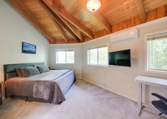 Lakefront Getaway w/ Hot Tub ~ 14 Mi to Schweitzer