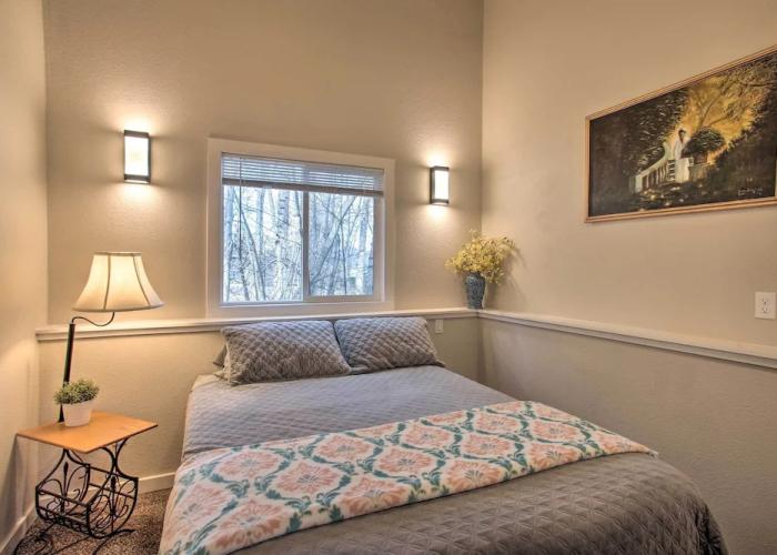 ~14 Mi to Schweitzer Mtn: Lakefront Home