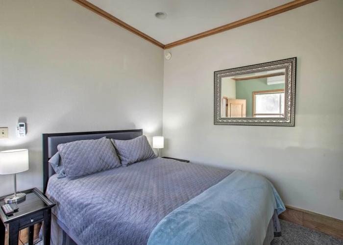 ~14 Mi to Schweitzer Mtn: Lakefront Home