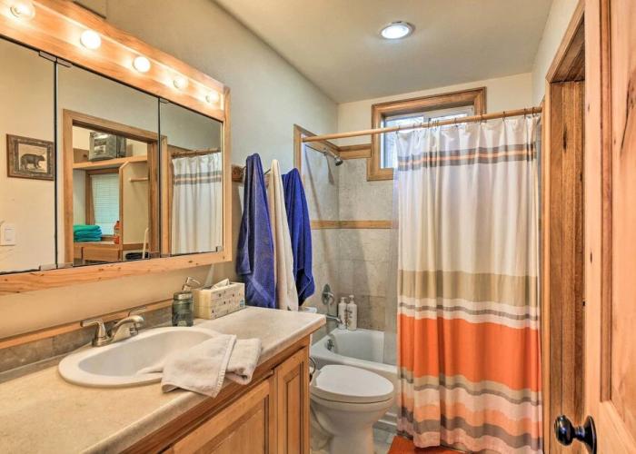 ~14 Mi to Schweitzer Mtn: Lakefront Home