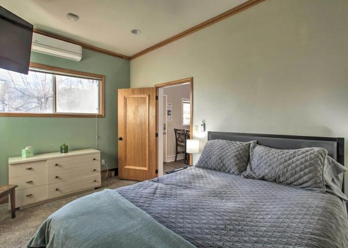 ~14 Mi to Schweitzer Mtn: Lakefront Home