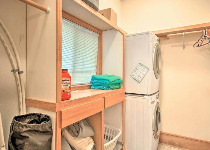 ~14 Mi to Schweitzer Mtn: Lakefront Home