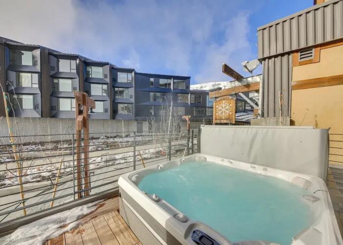 Luxe Schweitzer Condo w/ Hot Tub: Ski-in/ski-out!