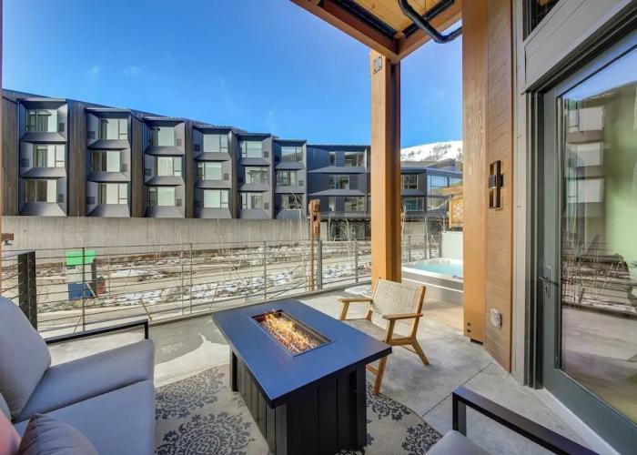 Luxe Schweitzer Condo w/ Hot Tub: Ski-in/ski-out!