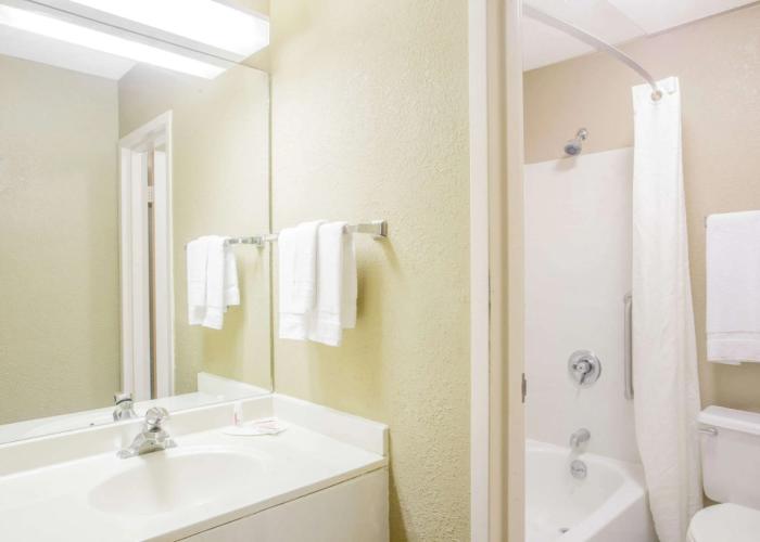 Howard Johnson by Wyndham San Pedro