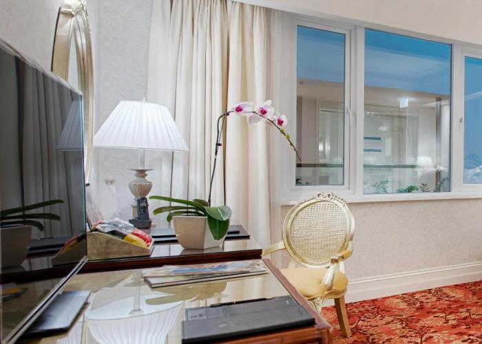 Apricot Hotel