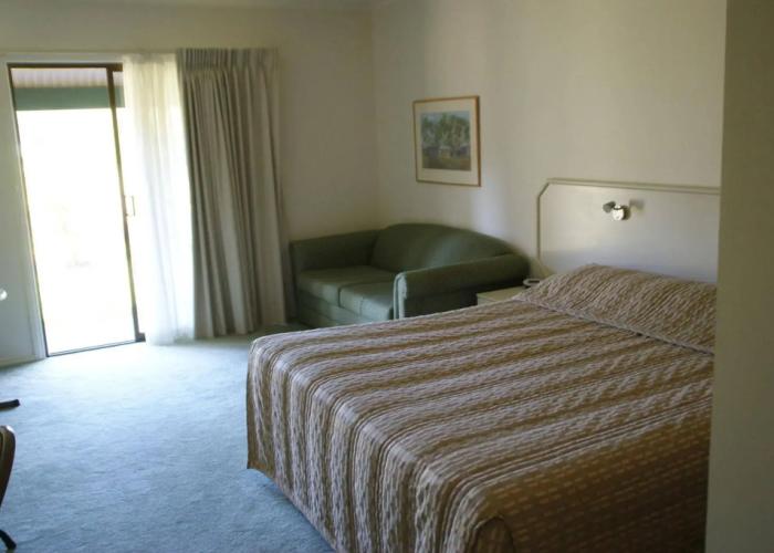 Deniliquin Country Club Motor Inn