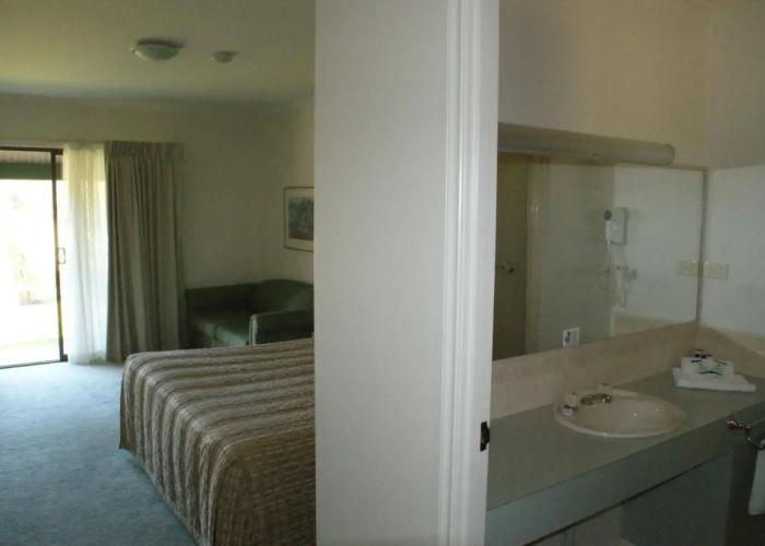 Deniliquin Country Club Motor Inn