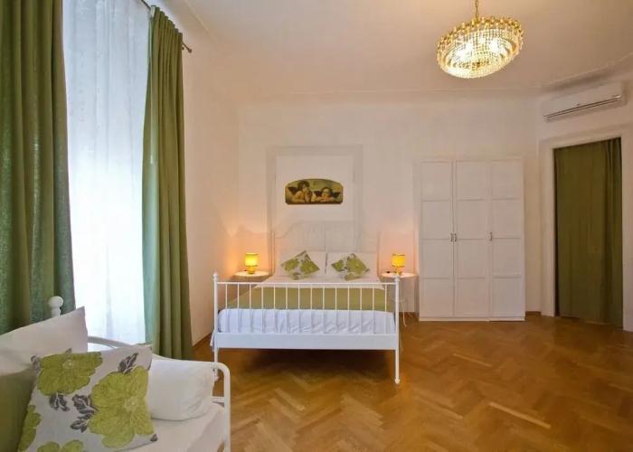 Golden Rooms Bed & Breakfast