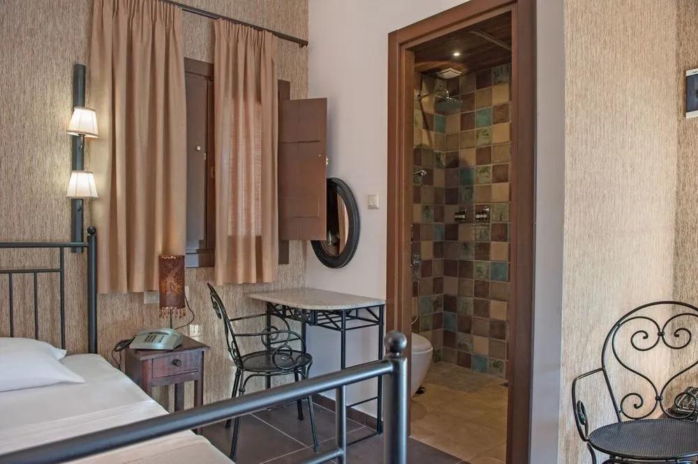 фото Polys Guesthouse