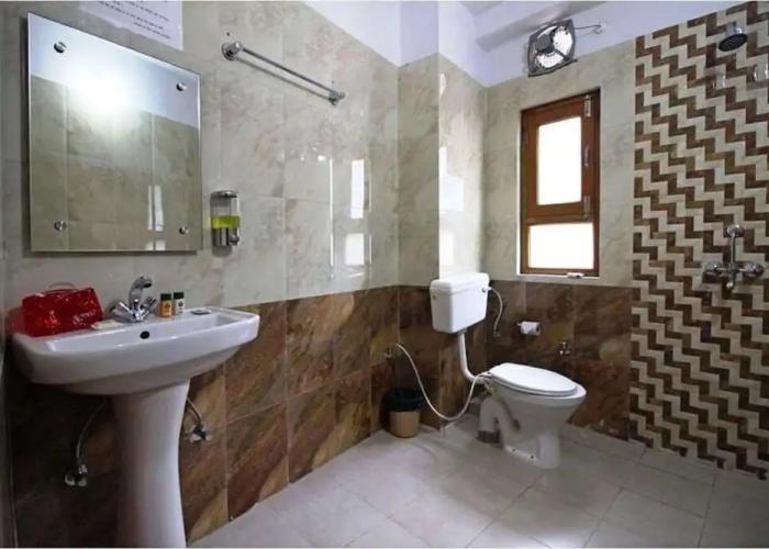 Hotel Avlokan - Near Kainchi Dham Mandir