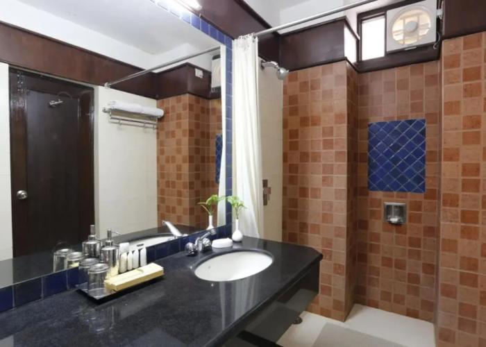 The Riverview Retreat, Corbett