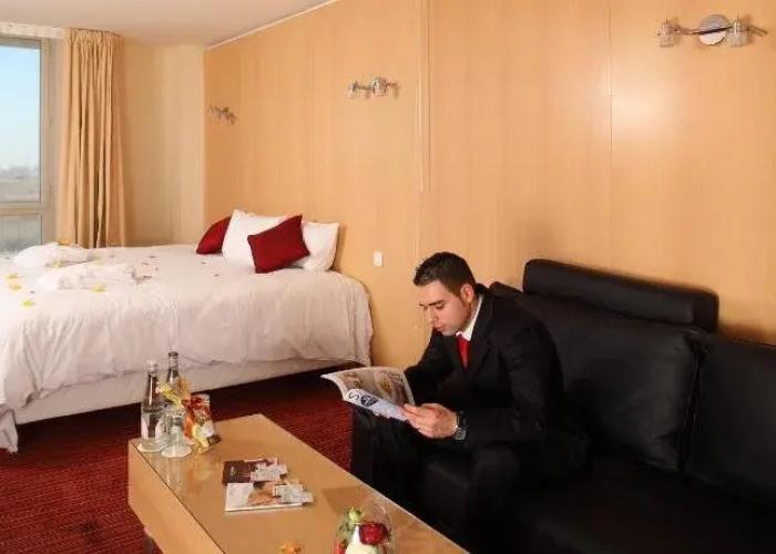 LIEUSAINT - Residhome Appart Hotel Suites Paris Sénart