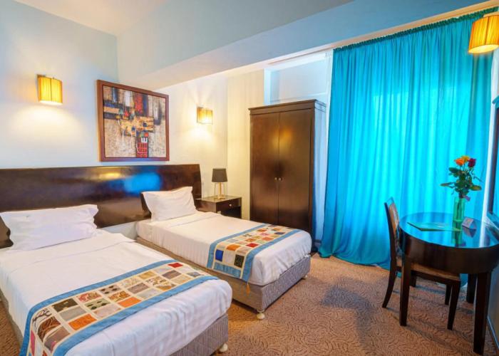 Hotel Avis