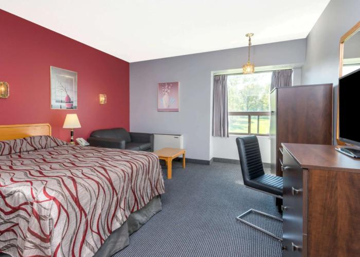 Super 8 by Wyndham Mt Hope Hamilton Intl Arpt ON