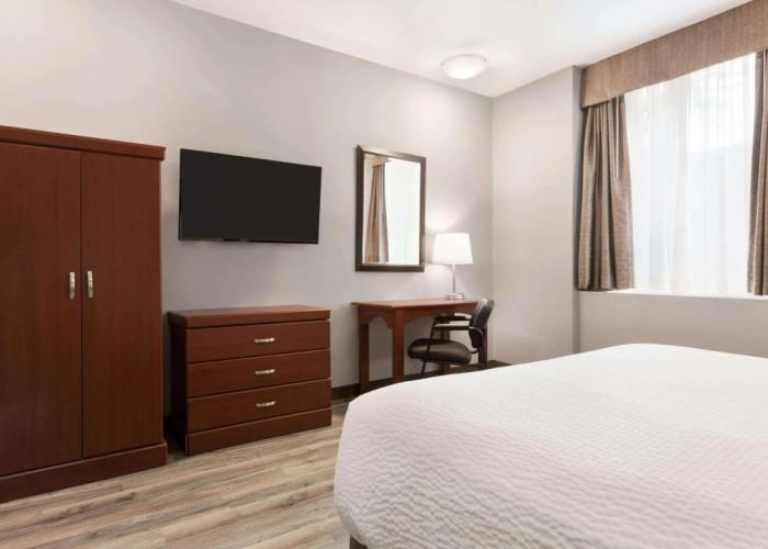 Days Inn by Wyndham Hamilton