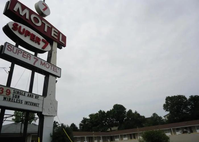 Super 7 Motel