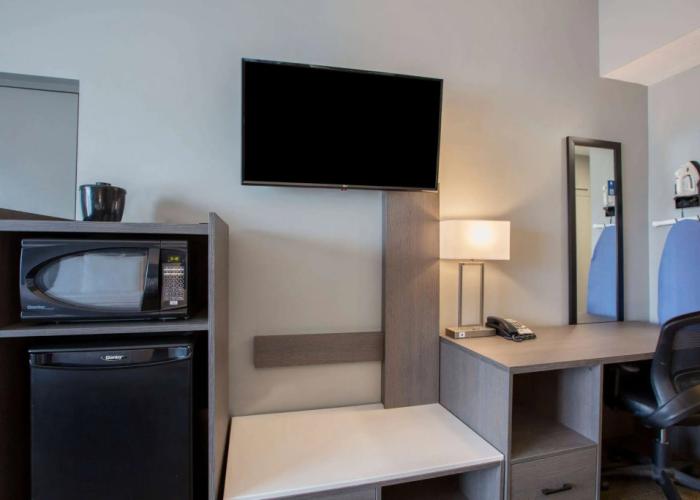 Days Inn & Suites by Wyndham Moncton