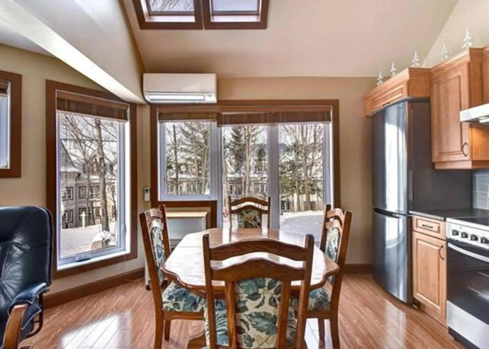 Bright Condo near the Lake Private House