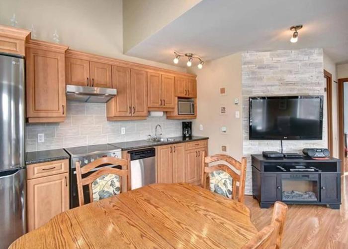 Bright Condo near the Lake Private House