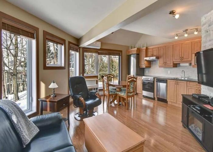 Bright Condo near the Lake Private House