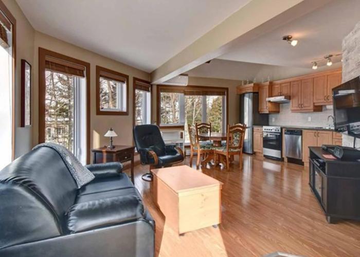 Bright Condo near the Lake Private House