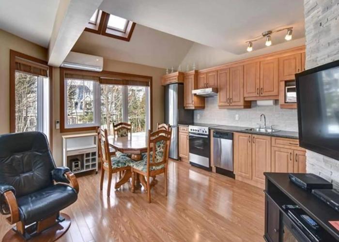 Bright Condo near the Lake Private House