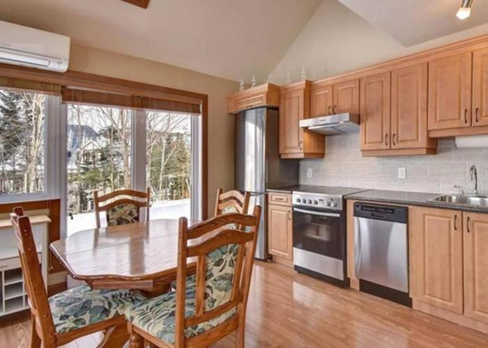 Bright Condo near the Lake Private House