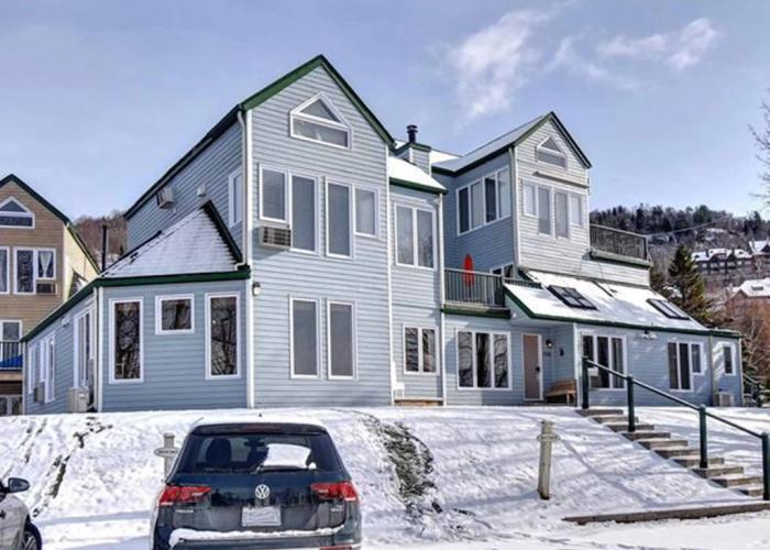 Bright Condo near the Lake Private House