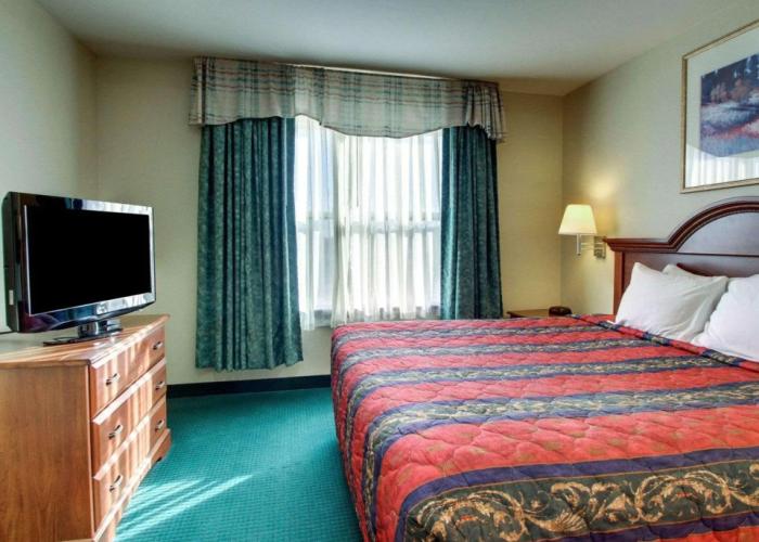 Econo Lodge & Suites