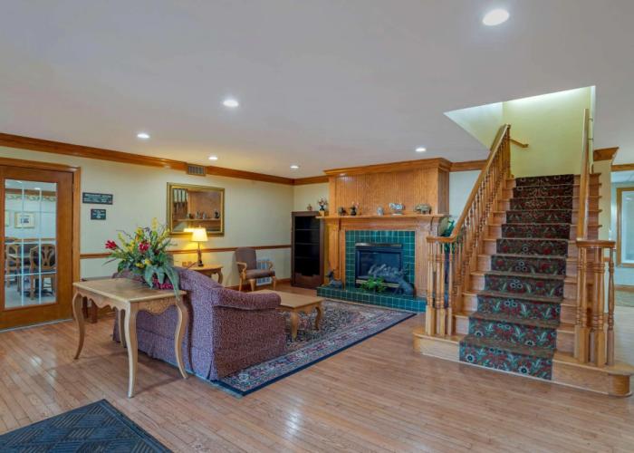 Econo Lodge & Suites