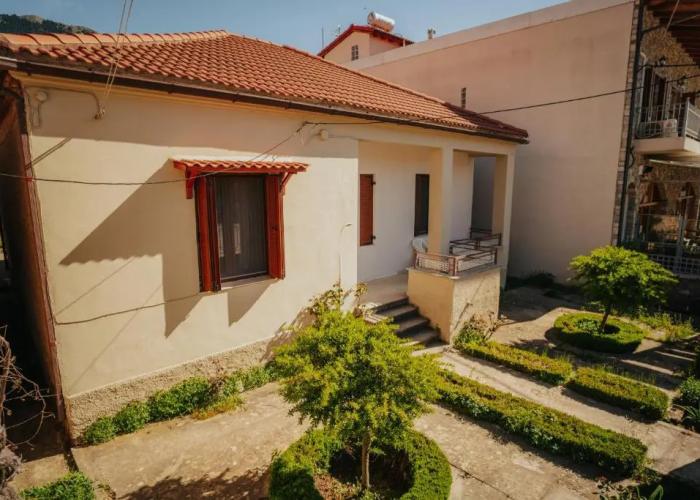 Kalavrita downtown 3 bedroom house for 6 pers