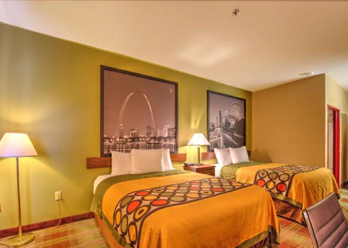 Super 8 by Wyndham Waterloo